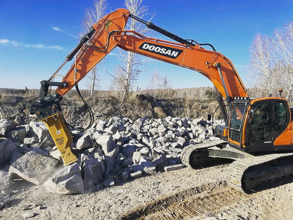 Гусеничный экскаватор Doosan дробит камни гидромолотом