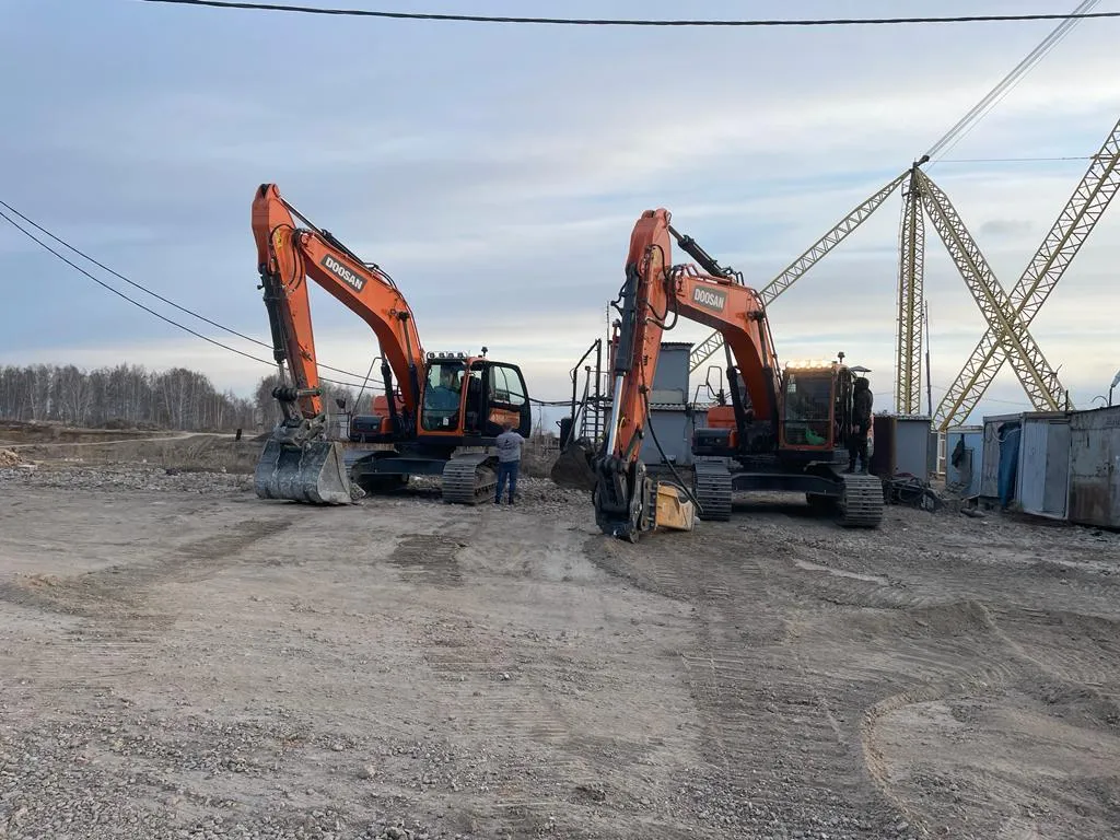 Два гусеничных экскаватора Doosan на строительной площадке