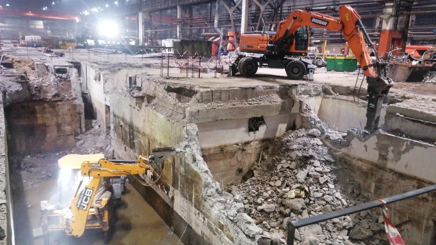 Демонтаж бетонных конструкций в цехе: колёсный экскаватор Doosan с гидромолотом и экскаватор-погрузчик JCB