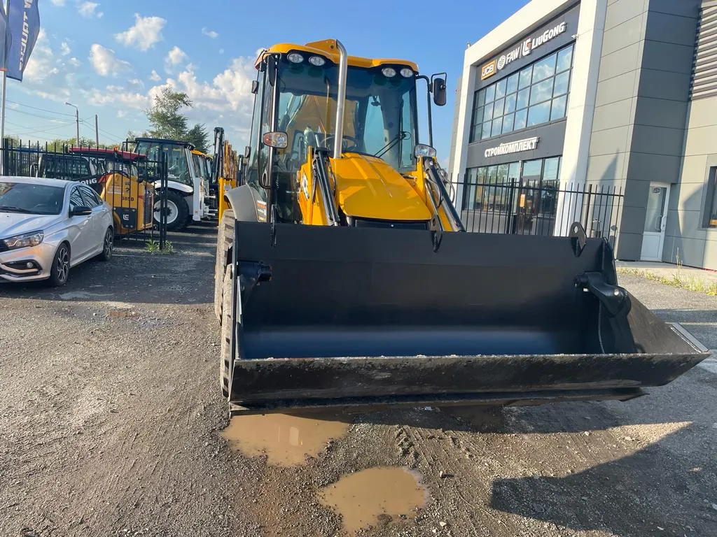 Экскаватор-погрузчик JCB с фронтальным ковшом, вид спереди