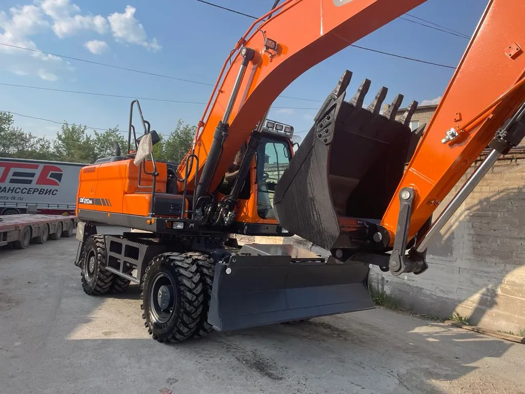 Колёсный экскаватор Doosan с ковшом и отвалом на площадке