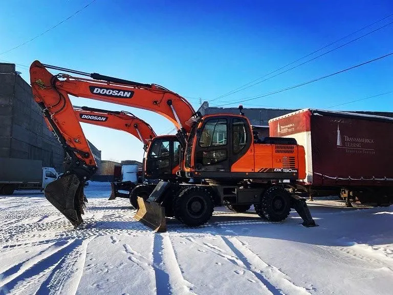 Колёсные экскаваторы Doosan DX190WA зимой на площадке
